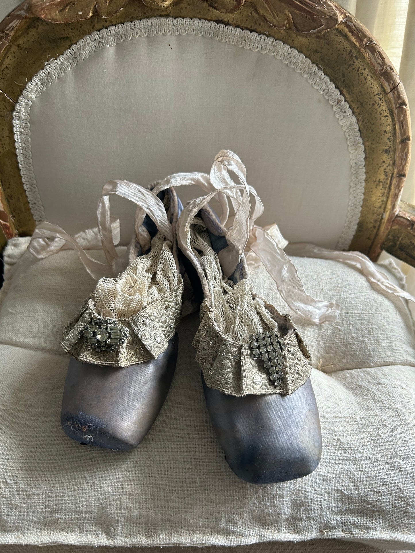 Ballet pointes with french wirework trims.