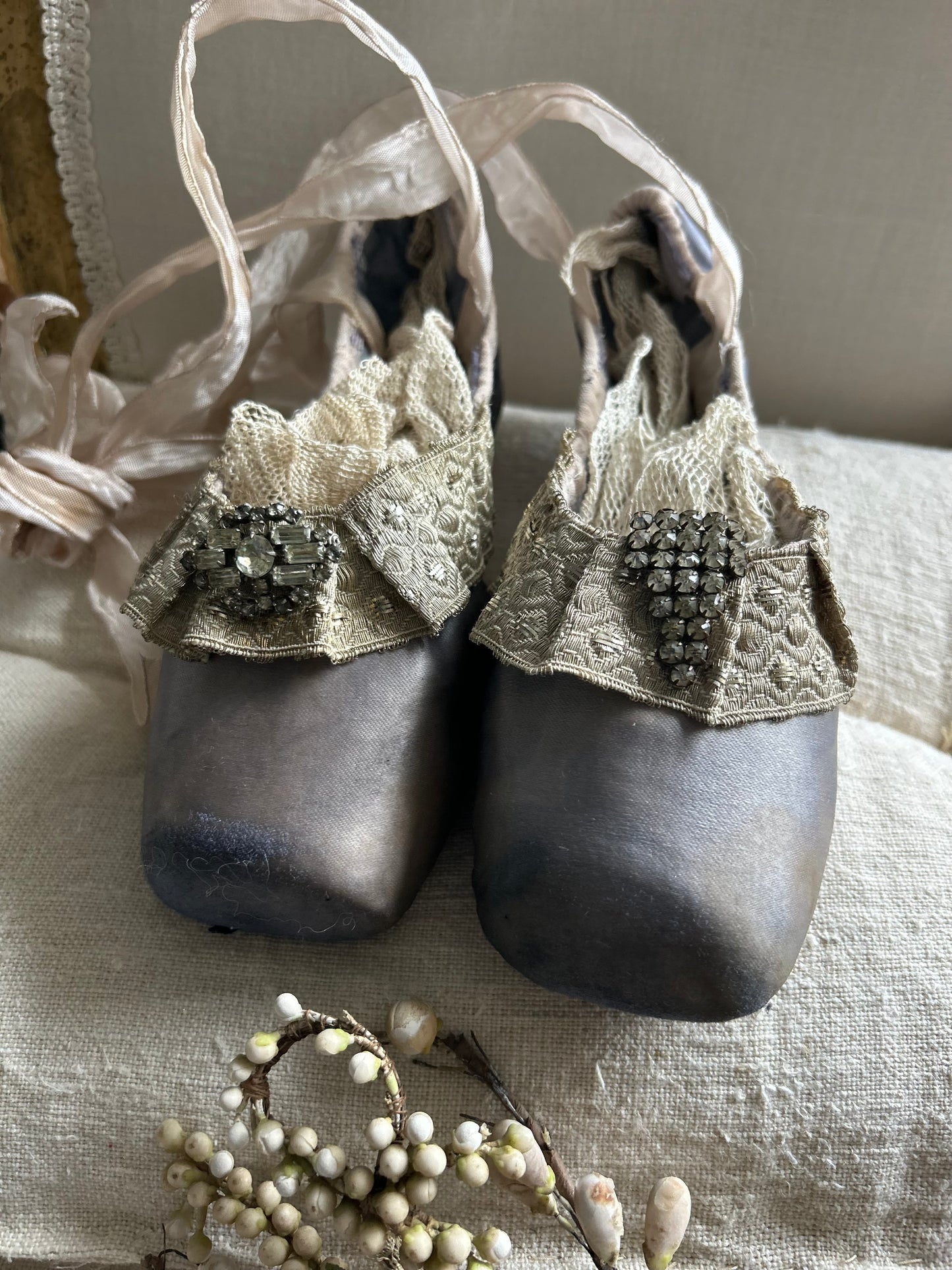 Ballet pointes with french wirework trims.