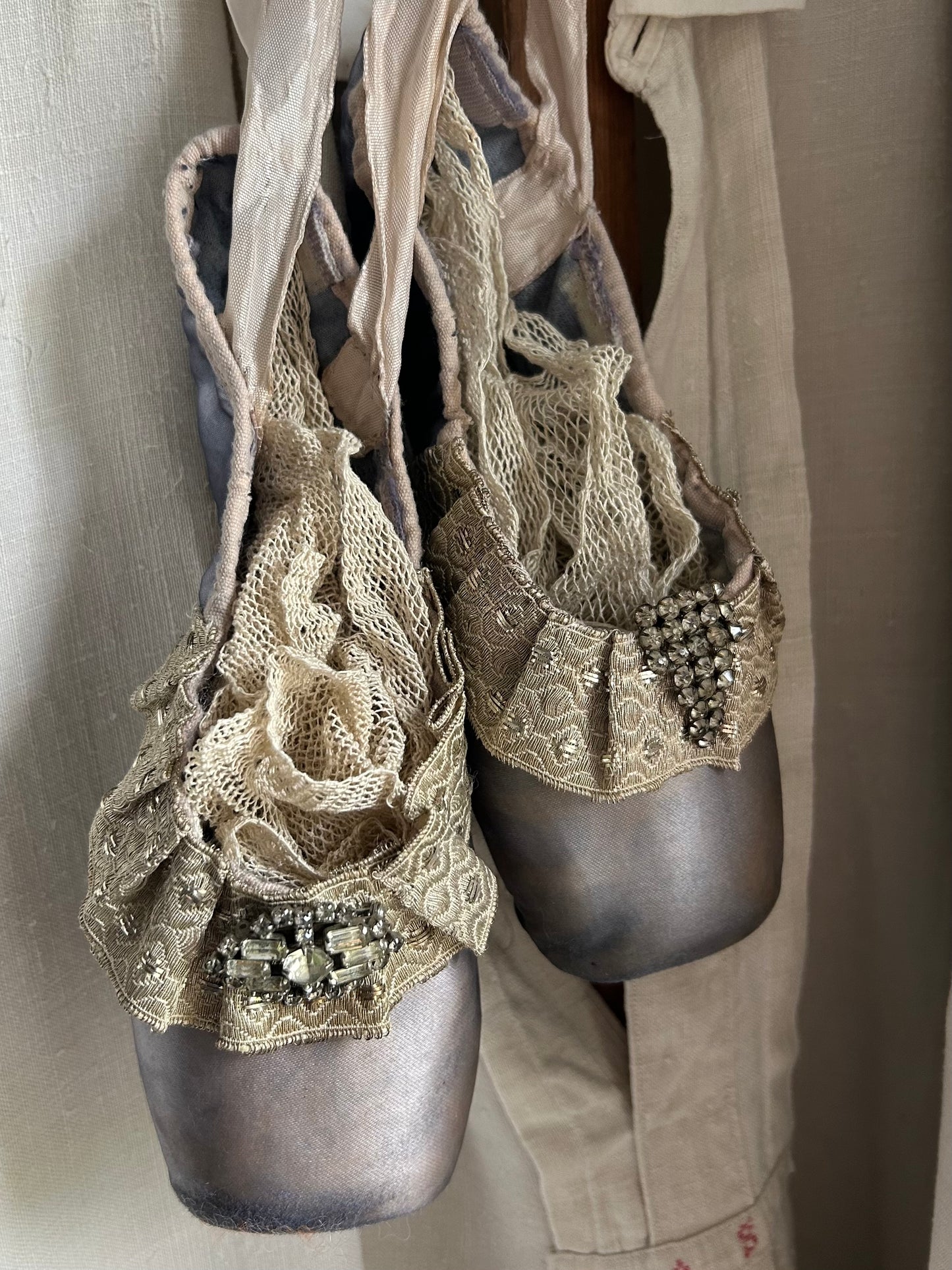 Ballet pointes with french wirework trims.
