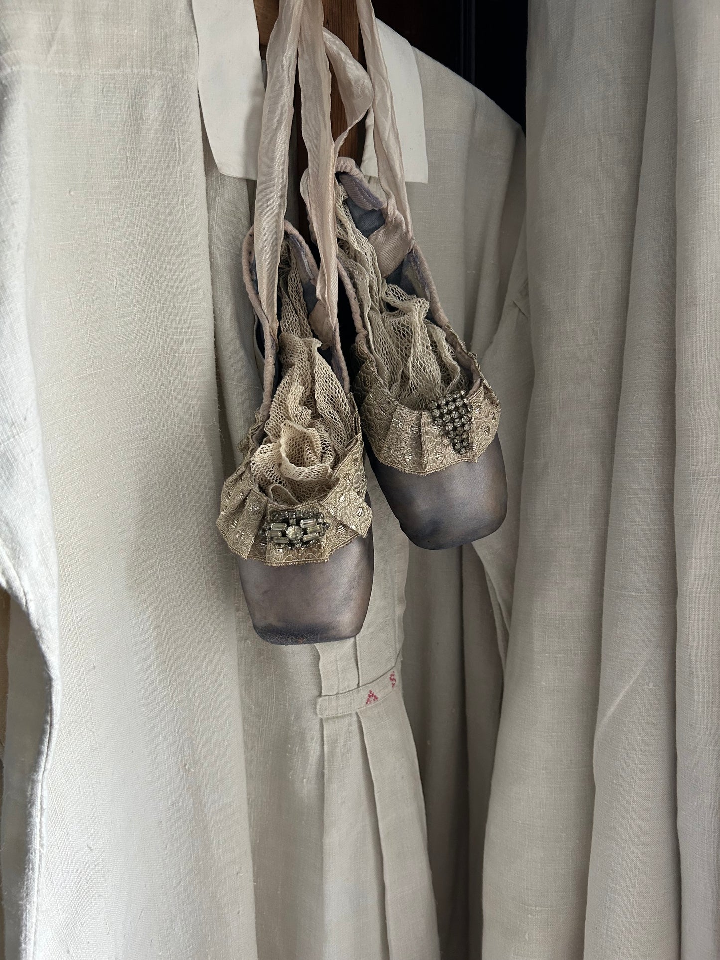 Ballet pointes with french wirework trims.