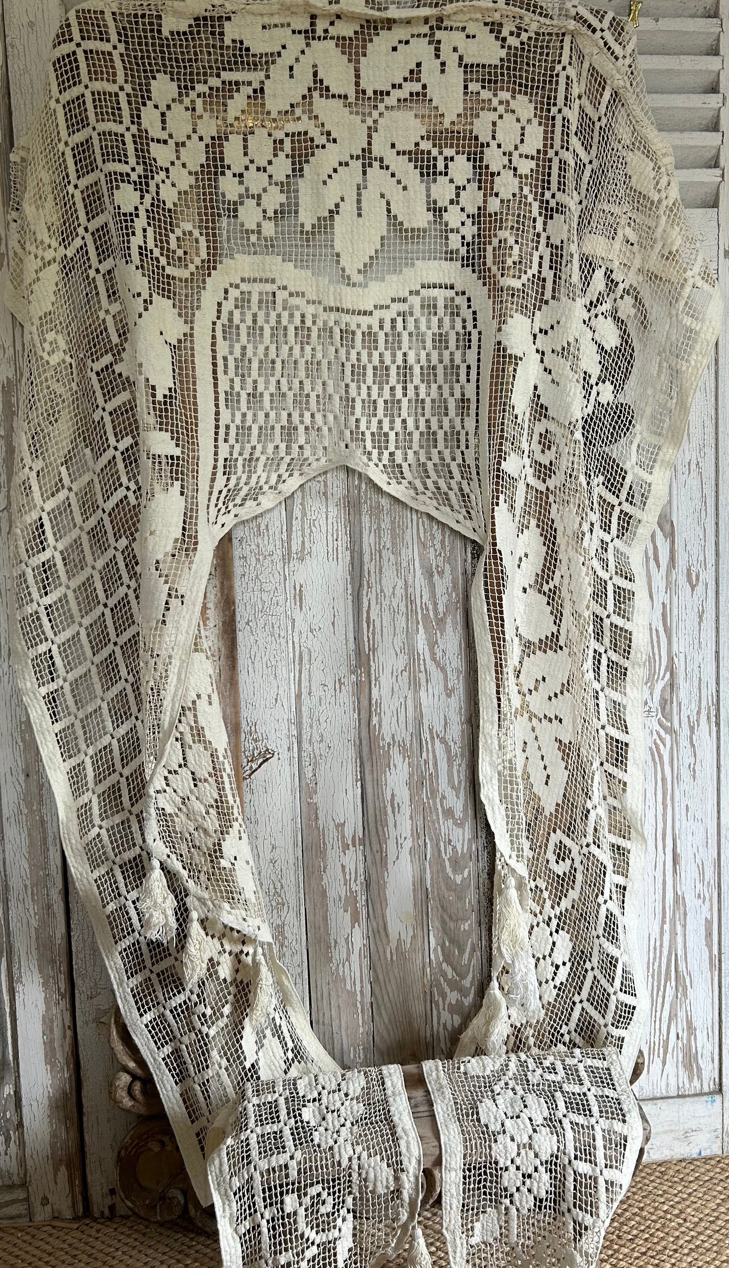 filet lace panel cantoniere
